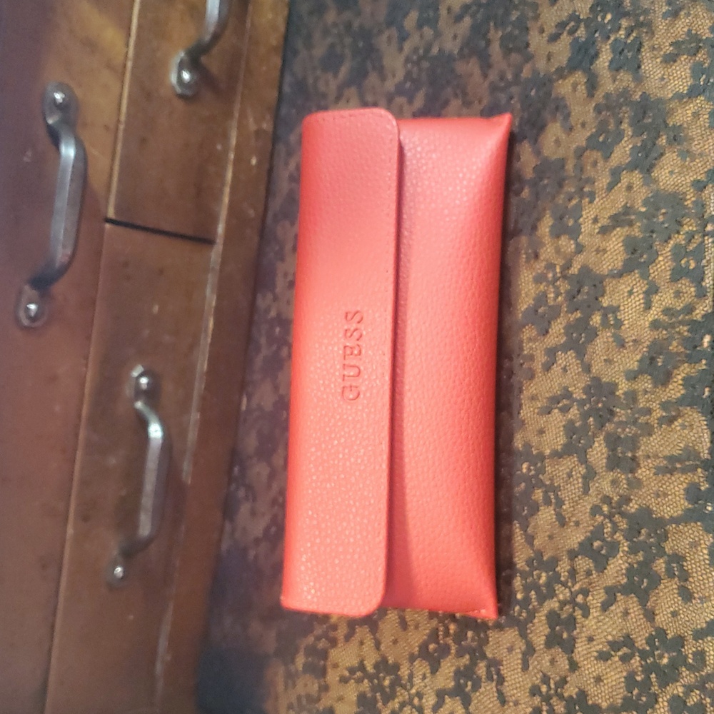 GUESS Red Eyeglass Case & Cleaninf Cloth JO+